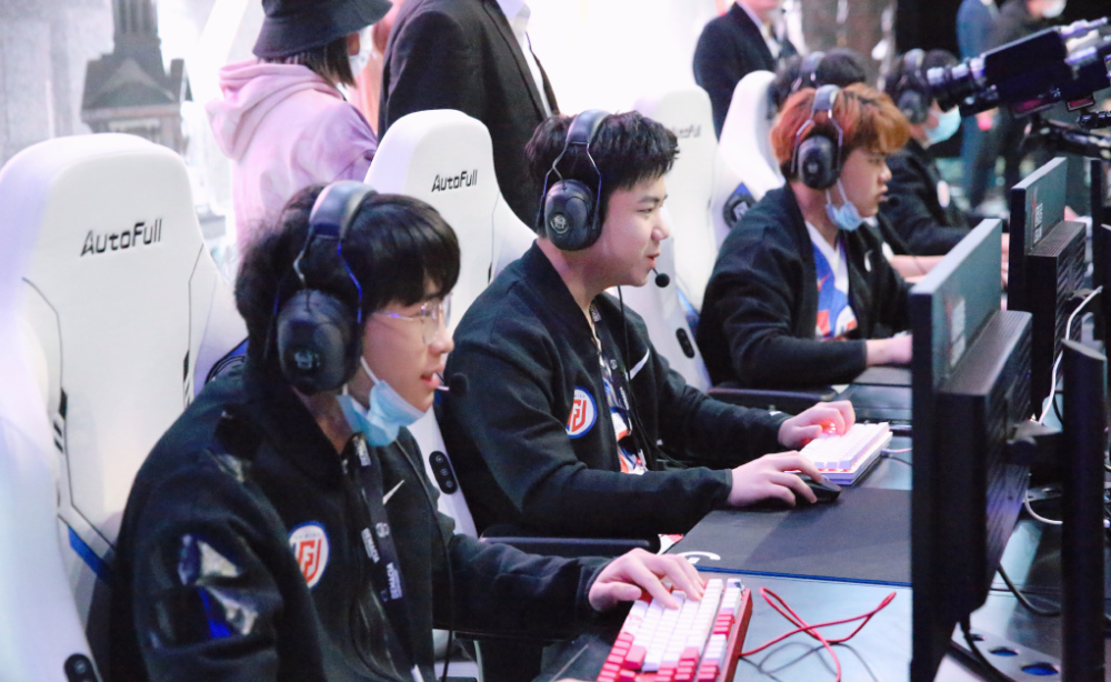 IG险胜EDG，Deft打出惊人五杀焦点之战八强赛，强势挺进下一轮的简单介绍